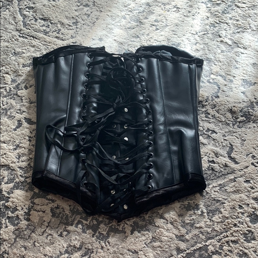 Sleek Black and Silver Corset with Structured Design - Picture 2 of 4